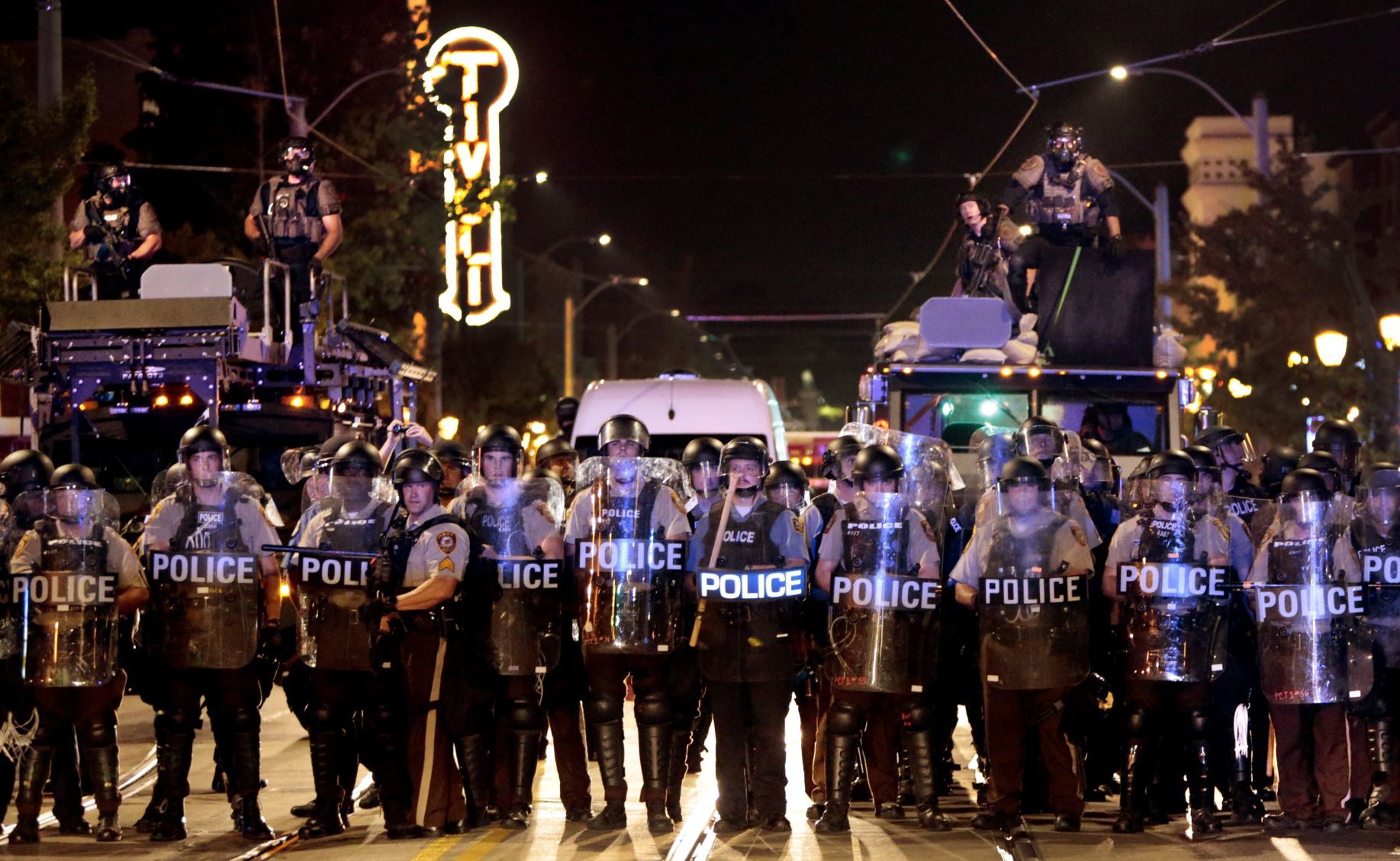 Protests break windows, arrest made in the Loop